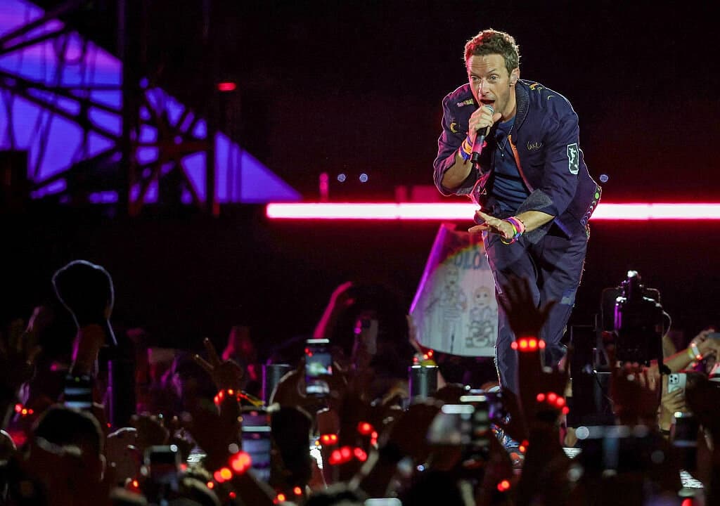 Chris Martin pide a fans enviar amor a la familia de Charlie Kirk durante concierto de Coldplay