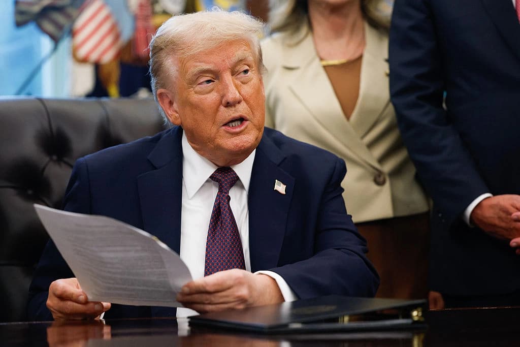El presidente Donald Trump responde a las preguntas de los periodistas tras firmar un memorando presidencial en la Oficina Oval el 15 de septiembre de 2025. (Kevin Dietsch/Getty Images)
