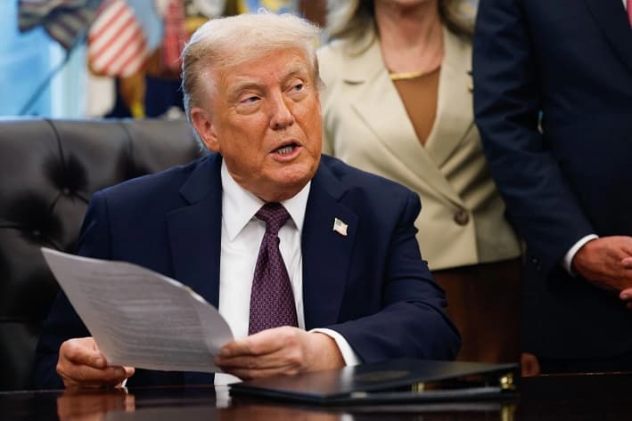 El presidente Donald Trump responde a las preguntas de los periodistas tras firmar un memorando presidencial en la Oficina Oval, el 15 de septiembre de 2025. (Kevin Dietsch/Getty Images)