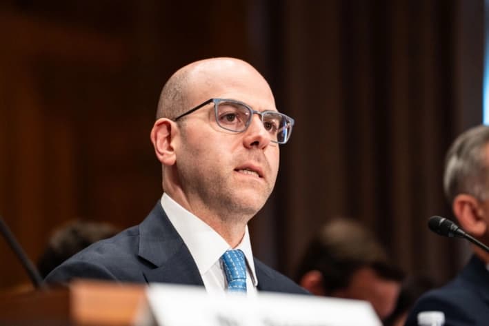 Stephen Miran, candidato a la Junta de Gobernadores de la Reserva Federal, testifica ante el Comité de Banca, Vivienda y Asuntos Urbanos, en el Capitolio de EE. UU., el 4 de septiembre de 2025. (Madalina Kilroy/The Epoch Times)