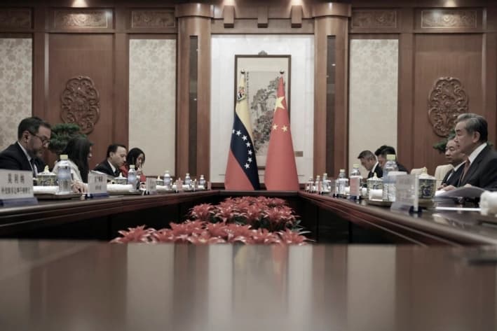 El ministro de Relaciones Exteriores de China, Wang Yi (der.), y el ministro de Relaciones Exteriores de Venezuela, Yvan Gil (izq.), asisten a una reunión en la Casa de Huéspedes de Estado Diaoyutai, en Beijing el 12 de mayo de 2025. (Florence Lo/Pool/AFP vía Getty Images)
