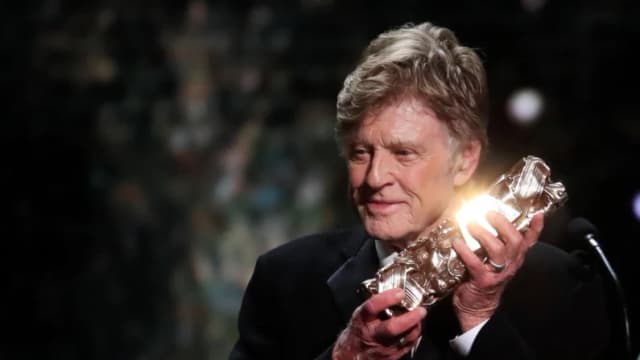 El actor Robert Redford recibe un César honorífico durante la 44.ª ceremonia de los Premios César, celebrada en París, Francia, el 22 de febrero de 2019. (Reuters/Gonzalo Fuentes/Foto de archivo)