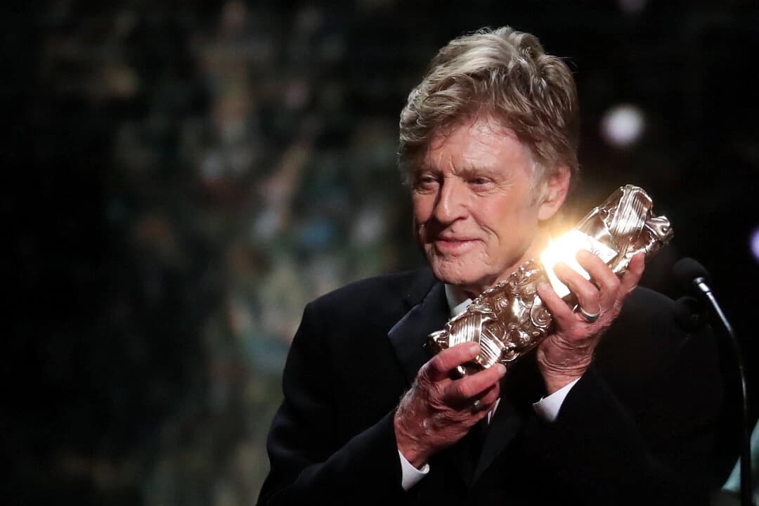El actor Robert Redford recibe un César honorífico durante la 44.ª ceremonia de los Premios César, celebrada en París, Francia, el 22 de febrero de 2019. (Reuters/Gonzalo Fuentes/Foto de archivo)