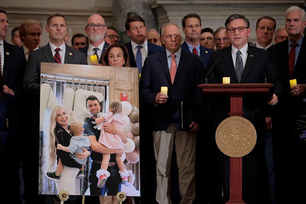 El presidente de la Cámara de Representantes, Mike Johnson (R-La.), pronuncia unas palabras durante una vigilia conmemorativa en honor al líder conservador y fundador de Turning Point USA, Charlie Kirk, en el Salón de las Estatuas del Capitolio de los Estados Unidos, en Washington, el 15 de septiembre de 2025. (Chip Somodevilla/Getty Images)