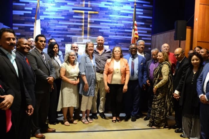 El senador estatal de Pensilvania, Doug Mastriano (centro), y su esposa, Rebbie, se unen a pastores y líderes comunitarios en el Centro de Mujeres Magnolia de Filadelfia, el 13 de septiembre de 2025. (Frank Liang/The Epoch Times)