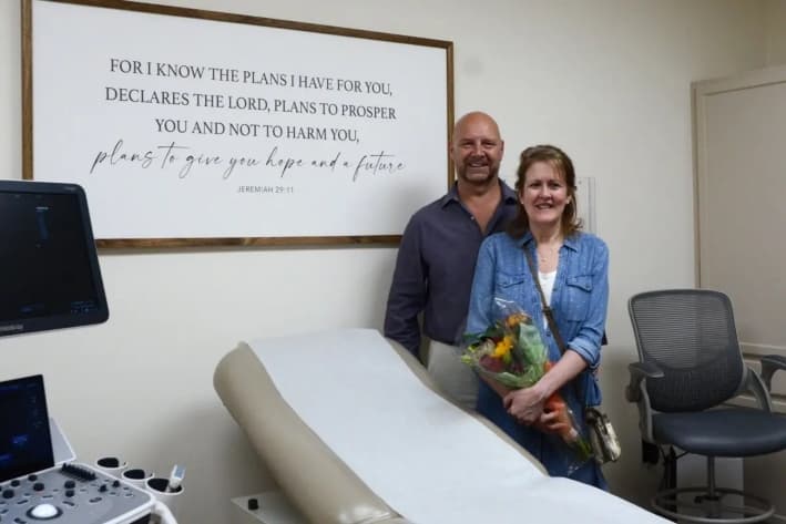 El senador estatal Doug Mastriano y su esposa Rebbie visitan el Centro de Mujeres Magnolia, en Filadelfia, el 13 de septiembre de 2025. (Frank Liang/The Epoch Times)
