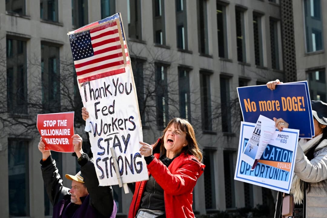 Manifestantes en una concentración organizada por la Federación Americana de Empleados del gobierno del Distrito 14 en la Oficina de Gestión de Personal en Washington, el 4 de marzo de 2025. (Alex Wroblewski/AFP a través de Getty Images)