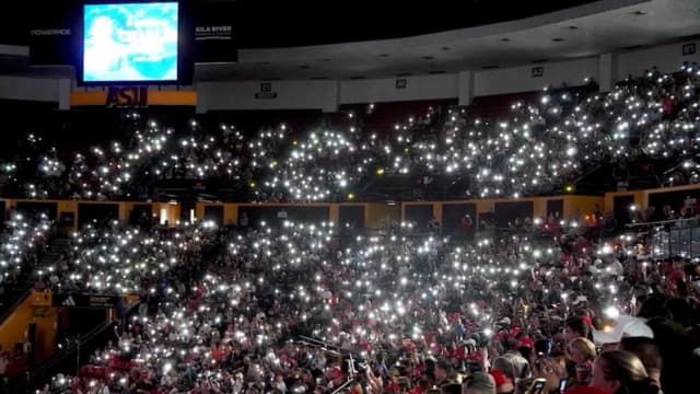 Miles de personas rinden homenaje a Charlie Kirk en una vigilia celebrada en Arizona