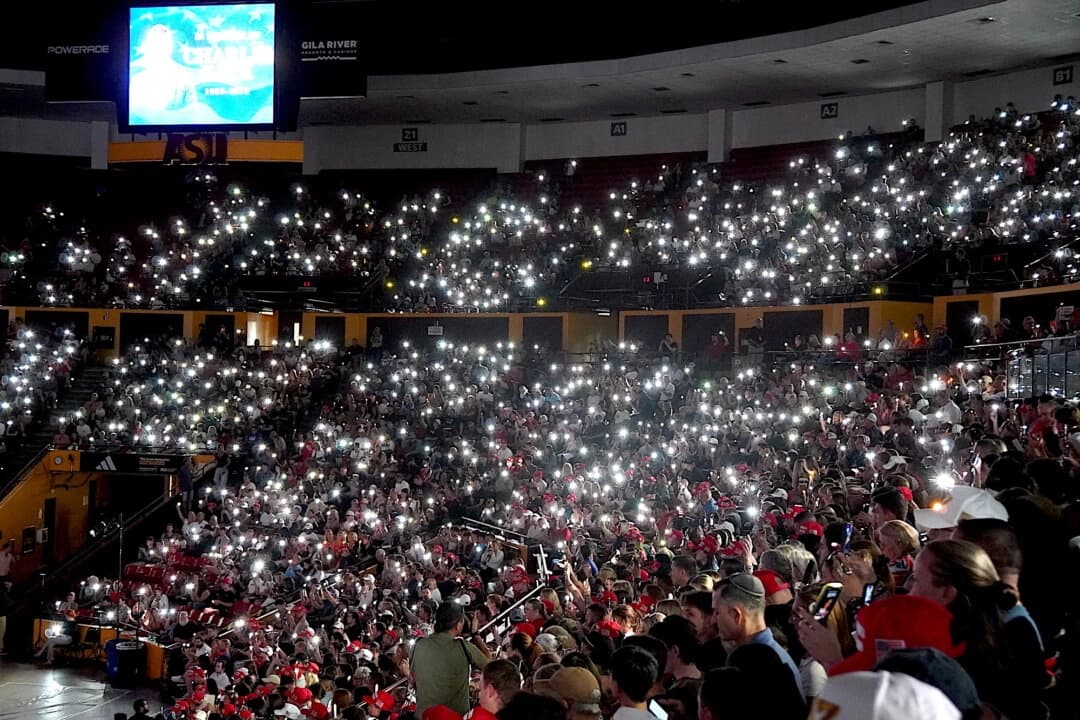 Miles de luces de teléfonos móviles parpadean durante una vigilia en memoria del líder juvenil conservador asesinado Charlie Kirk en Tempe, Arizona, el 15 de septiembre de 2025. (Allan Stein/The Epoch Times).
