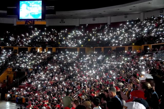 Miles de personas rinden homenaje a Charlie Kirk en una vigilia celebrada en Arizona