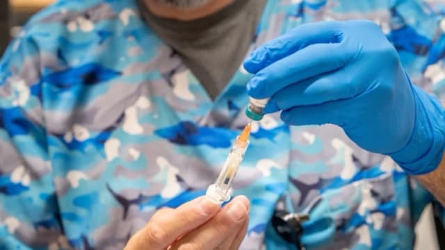 Un trabajador de la salud prepara una vacuna contra el sarampión, las paperas y la rubéola (MMR) en Lubbock, Texas, el 1 de marzo de 2025. (Jan Sonnenmair/Getty Images)
