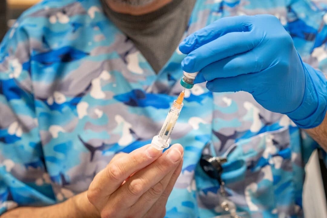 Un trabajador de la salud prepara una vacuna contra el sarampión, las paperas y la rubéola (MMR) en Lubbock, Texas, el 1 de marzo de 2025. (Jan Sonnenmair/Getty Images)
