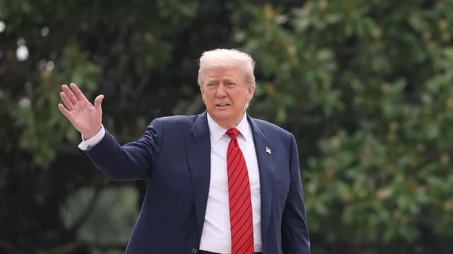 El presidente Donald Trump saluda desde la azotea del ala oeste de la Casa Blanca mientras realiza una visita guiada, el 5 de agosto de 2025. (Win McNamee/Getty Images)
