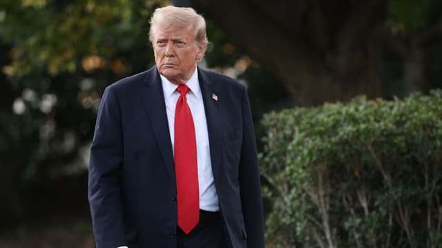 El presidente de los Estados Unidos, Donald Trump, camina hacia los periodistas al salir de la Casa Blanca el 11 de septiembre de 2025 en Washington, D.C. (Win McNamee/Getty Images)