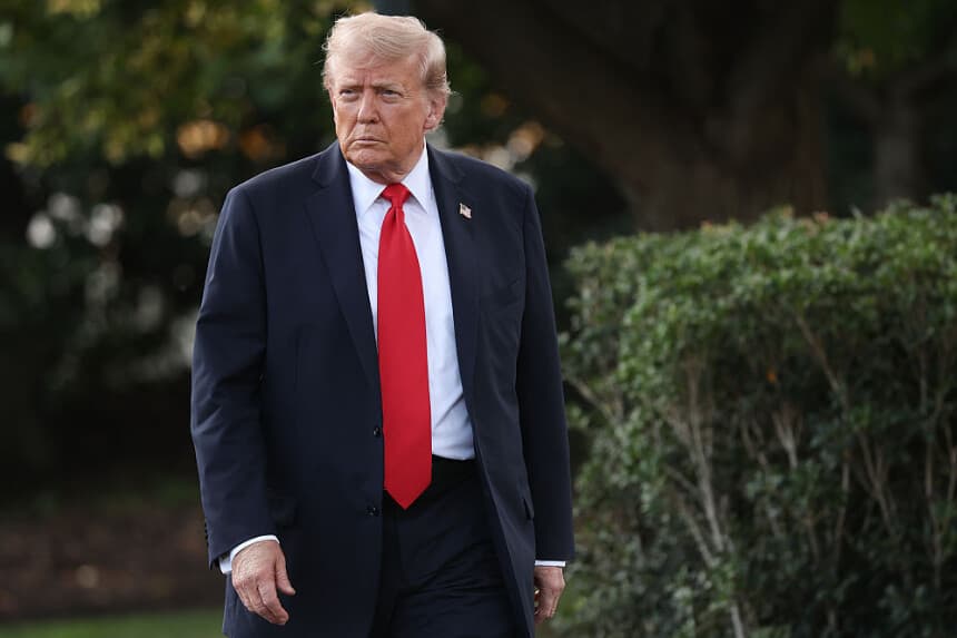 El presidente de los Estados Unidos, Donald Trump, camina hacia los periodistas al salir de la Casa Blanca el 11 de septiembre de 2025 en Washington, D.C. (Win McNamee/Getty Images)