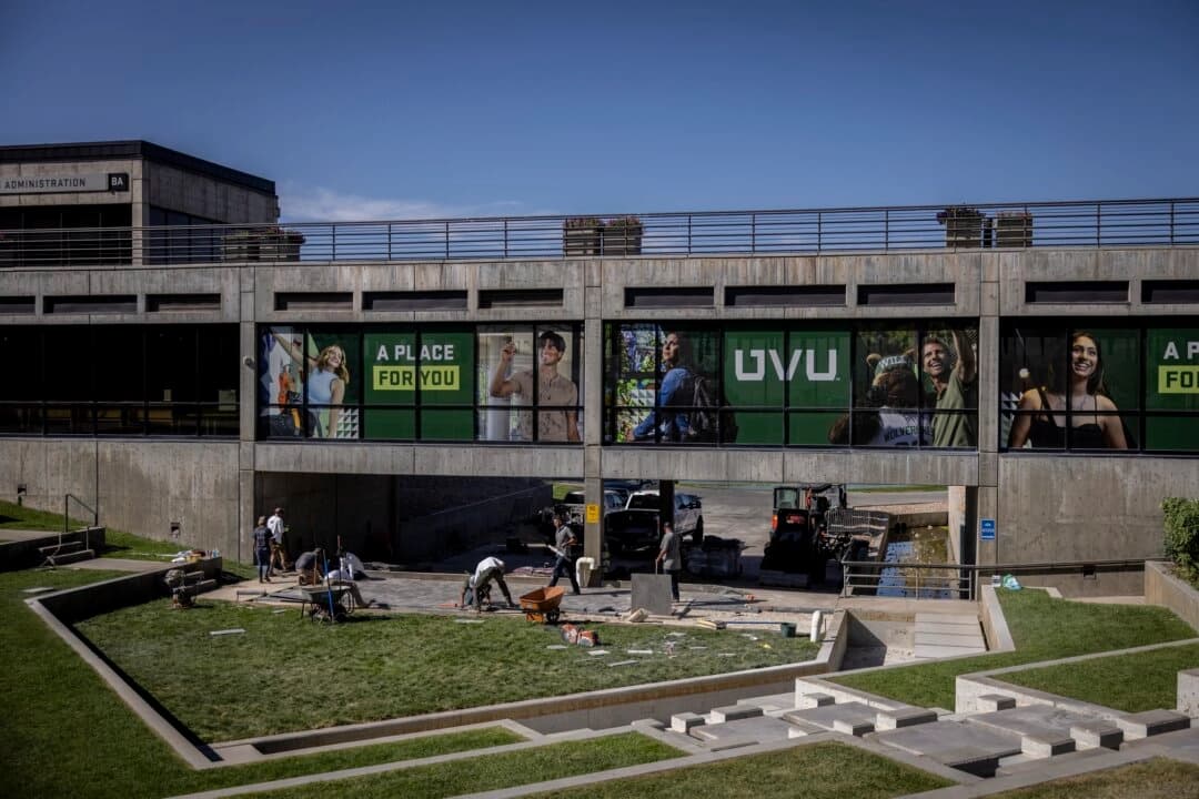 Trabajadores reparan el patio donde el activista político Charlie Kirk recibió un disparo, en Orem, Utah, el 15 de septiembre de 2025. (Chet Strange/Getty Images).