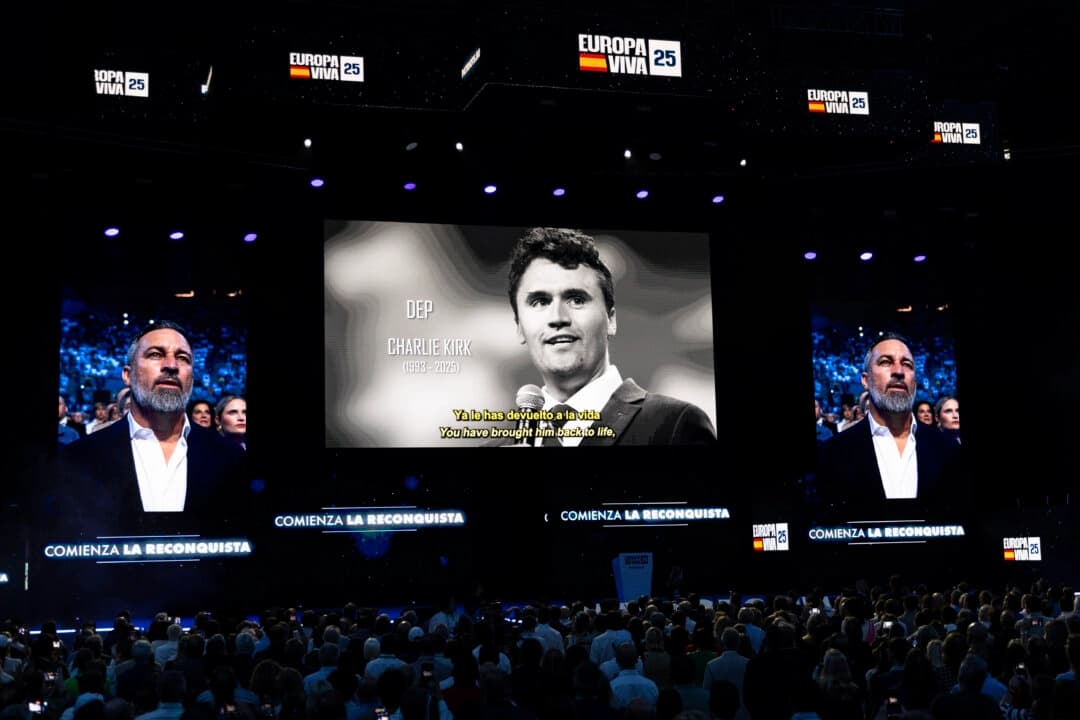 Santiago Abascal, líder del partido español VOX, aparece en las pantallas del escenario mientras se muestra una imagen de Charlie Kirk, asesinado cuatro días antes, al comienzo de un mitin de Patriots for Europe en el Palacio de Vistalegre de Madrid, España, el 14 de septiembre de 2025. (Pablo Blazquez Dominguez/Getty Images)