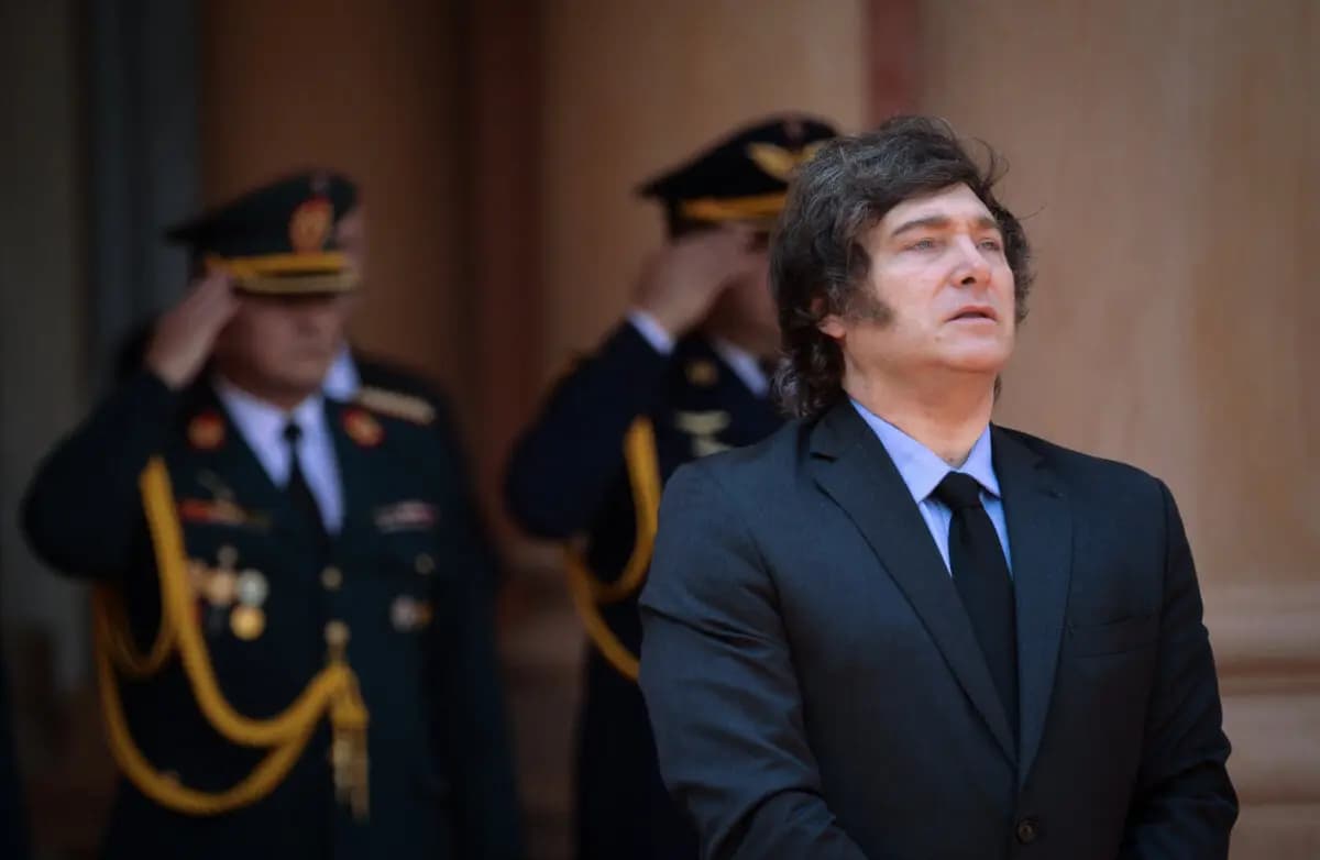 El presidente argentino Javier Milei recibe honores militares en el Palacio de López en Asunción, el 16 de septiembre de 2025. (Daniel Duarte/AFP vía Getty Images)