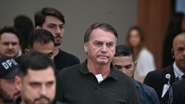 El expresidente brasileño Jair Bolsonaro abandona el Hospital DF Star tras someterse a una intervención médica el 14 de septiembre de 2025 en Brasilia, Brasil. (Ton Molina/Getty Images)