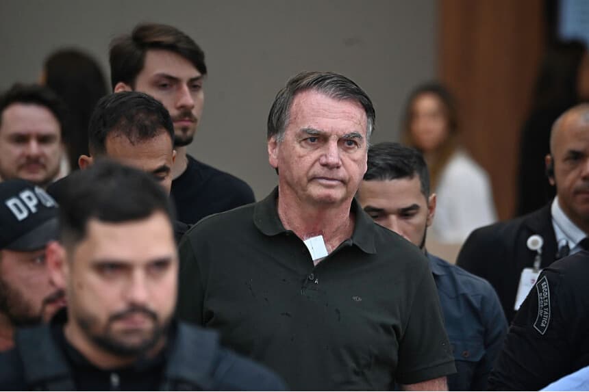 El expresidente brasileño Jair Bolsonaro abandona el Hospital DF Star tras someterse a una intervención médica el 14 de septiembre de 2025 en Brasilia, Brasil. (Ton Molina/Getty Images)