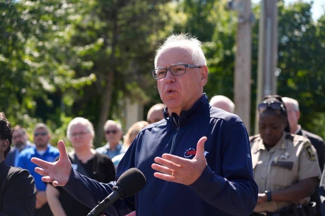 El gobernador de Minnesota, Tim Walz, habla frente a la escuela católica Annunciation, en Minneapolis, el 27 de agosto de 2025. (AP Photo/Bruce Kluckhohn)