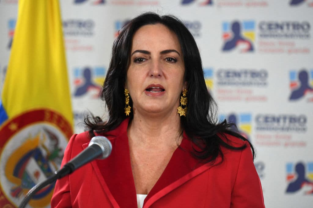 La líder colombiana de la oposición en el Senado, María Fernanda Cabal, pronuncia un discurso un día después de la toma de posesión de Gustavo Petro como presidente en Bogotá, el 8 de agosto de 2022. (DANIEL MUNOZ/AFP vía Getty Images)