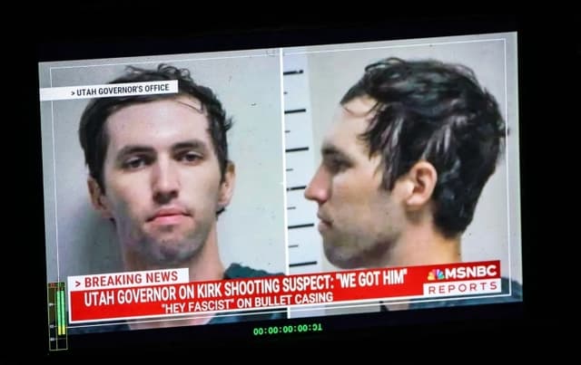 Un monitor de televisión muestra una imagen de Tyler Robinson, sospechoso del asesinato de Charlie Kirk, en Orem, Utah, el 12 de septiembre de 2025. (Patrick T. Fallon/AFP vía Getty Images)