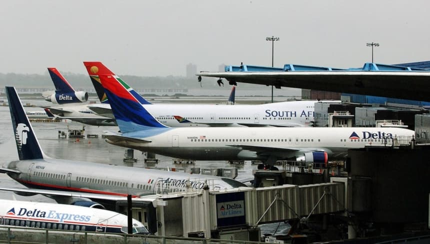 Aviones de Delta Air Lines, South African Airways y Aeroméxico permanecen en tierra en la pista del Aeropuerto Internacional John F. Kennedy en Nueva York, el 14 de septiembre de 2001. (HENNY RAY ABRAMS/AFP via Getty Images)