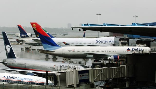 Aviones de Delta Air Lines, South African Airways y Aeroméxico permanecen en tierra en la pista del Aeropuerto Internacional John F. Kennedy en Nueva York, el 14 de septiembre de 2001. (HENNY RAY ABRAMS/AFP via Getty Images)