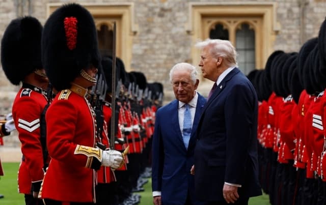 El rey Carlos III y el presidente de Estados Unidos, Donald Trump, inspeccionan la Guardia de Honor durante la visita de Estado del presidente de los Estados Unidos de América al Castillo de Windsor, en Windsor, Inglaterra, el 17 de septiembre de 2025. (Anna Moneymaker/Getty Images)