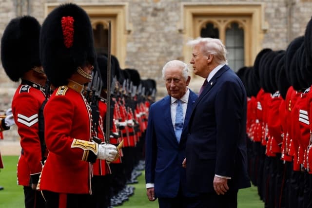 El rey Carlos III y el presidente de Estados Unidos, Donald Trump, inspeccionan la Guardia de Honor durante la visita de Estado del presidente de los Estados Unidos de América al Castillo de Windsor, en Windsor, Inglaterra, el 17 de septiembre de 2025. (Anna Moneymaker/Getty Images)