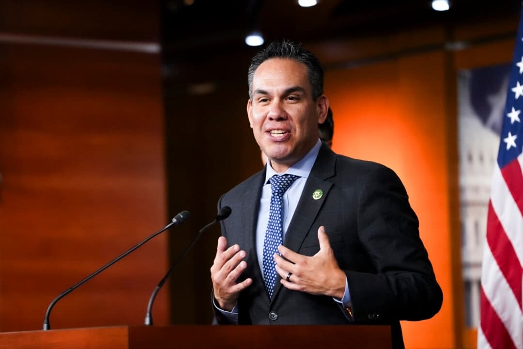 El presidente del Caucus Demócrata de la Cámara de Representantes, Pete Aguilar (D-Calif.), habla durante una conferencia de prensa en el Capitolio, en Washington, el 19 de septiembre de 2023. (Madalina Vasiliu/The Epoch Times)
