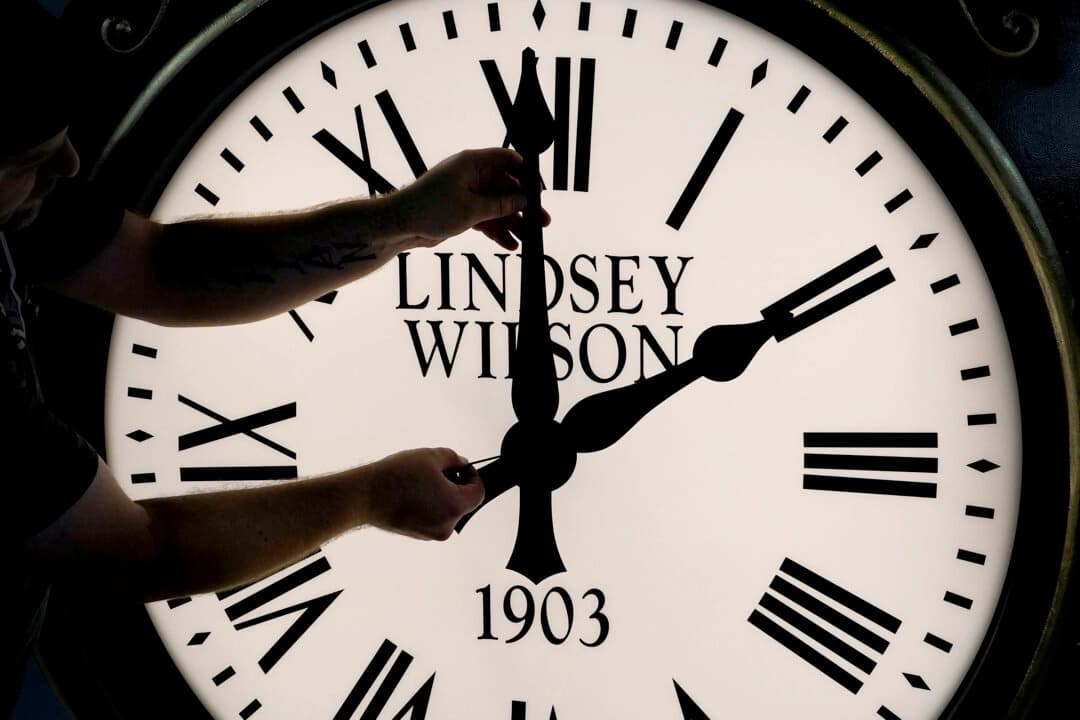 Dan LaMoore ajusta las manecillas de un reloj de correos Seth Thomas en Electric Time Company en Medfield, Massachusetts, el 23 de octubre de 2020. Foto: (Elise Amendola/AP)
