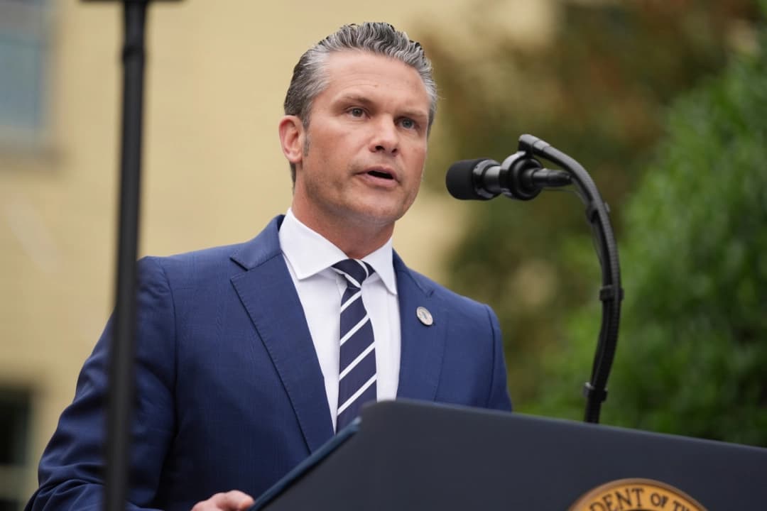 El secretario de Guerra, Pete Hegseth, habla durante una ceremonia para conmemorar el 24.º aniversario de los atentados del 11 de septiembre, en el Pentágono, el 11 de septiembre de 2025. (Evan Vucci /AP Photo).