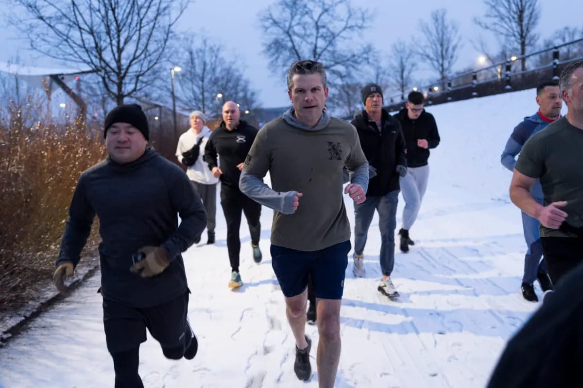 El secretario de Defensa Pete Hegseth participa en una sesión matutina de entrenamiento físico con tropas estacionadas en Varsovia, Polonia, el 14 de febrero de 2025. (Foto del Departamento de Defensa tomada por el contramaestre de primera clase de la Marina de Estados Unidos Alexander C. Kubitza).
