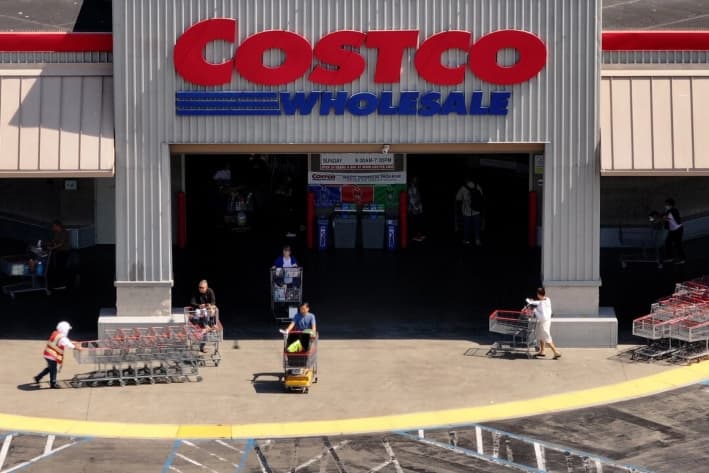 El logotipo de Costco en el exterior de una tienda Costco, en Richmond, California, el 11 de julio de 2024. (Justin Sullivan/Getty Images)