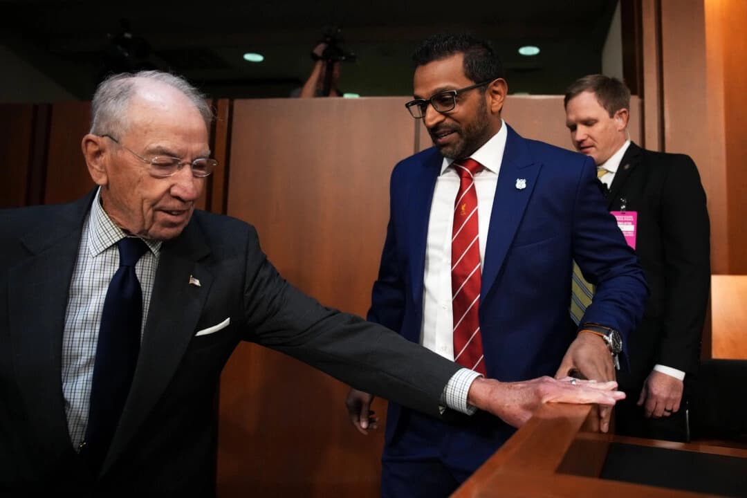 El director del FBI, Kash Patel (centro), llega para testificar ante el Comité Judicial del Senado presidido por el senador Chuck Grassley (izquierda) en el Capitolio el 16 de septiembre de 2025. (Andrew Harnik/Getty Images).