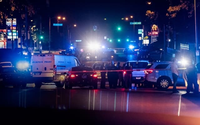 La policía investiga la escena de un robo de un auto del que se sospecha que estaría relacionado con una serie de tiroteos, en Memphis, el 7 de septiembre de 2022. (Brad Vest/Getty Images)
