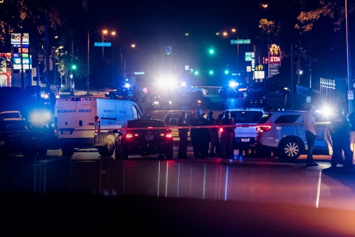 La policía investiga la escena de un robo de un auto del que se sospecha que estaría relacionado con una serie de tiroteos, en Memphis, el 7 de septiembre de 2022. (Brad Vest/Getty Images)