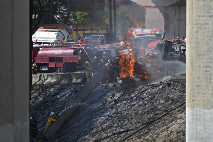 Bomberos mexicanos extinguen las llamas de un camión de gas que explotó en la Ciudad de México el 10 de septiembre de 2025. (VALENTINA ALPIDE/AFP via Getty Images)