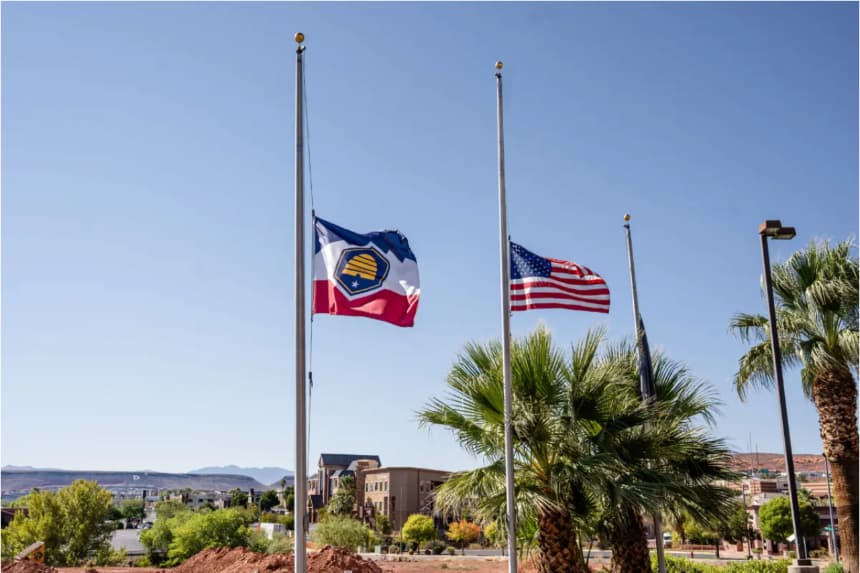 La bandera del estado de Utah y la bandera estadounidense ondean a media asta en St. George, Utah, el 14 de septiembre de 2025. Madalina Kilroy/The Epoch Times