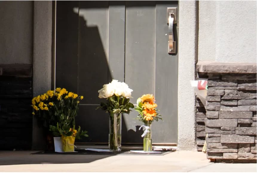 Flores y tarjetas de apoyo a la familia de Tyler James Robinson, sospechoso del asesinato de Charlie Kirk, se encuentran en la puerta de la residencia de sus padres en Washington City, Utah, el 14 de septiembre de 2025. Madalina Kilroy/The Epoch Times