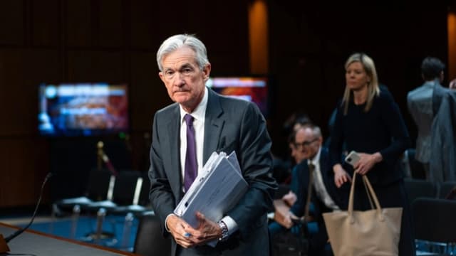 El presidente de la Reserva Federal, Jerome Powell, tras declarar ante la Comisión del Senado sobre Banca, Vivienda y Asuntos Urbanos en el Capitolio, en Washington, el 11 de febrero de 2025. (Madalina Vasiliu/The Epoch Times)
