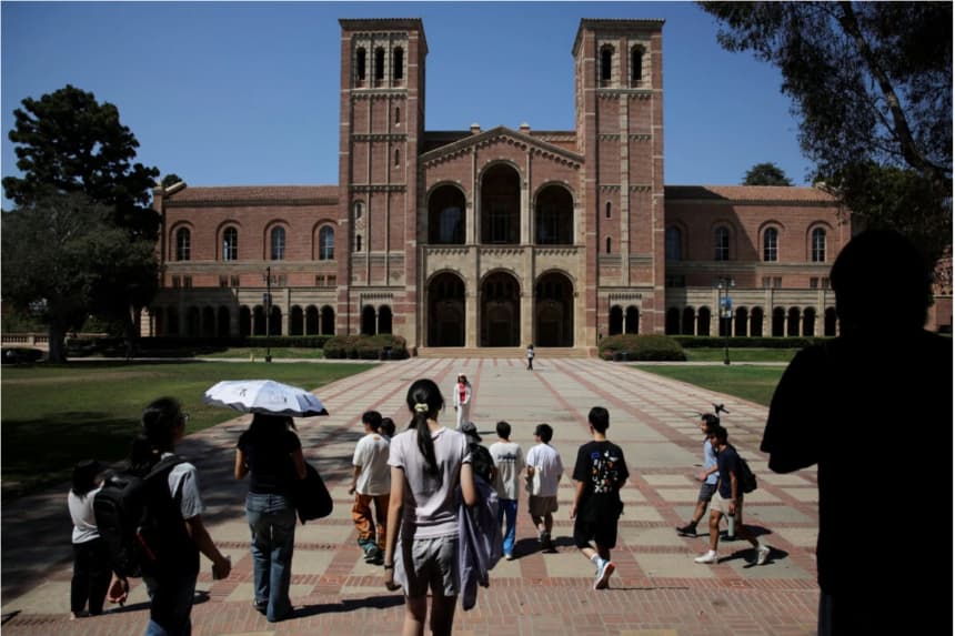 La gente camina por el campus de la Universidad de California en Los Ángeles (UCLA) en Los Ángeles, el 11 de agosto de 2025. Daniel Cole/Foto de archivo /Reuters