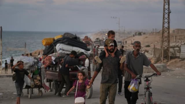 Los palestinos desplazados huyen del norte de Gaza por la carretera costera hacia el sur, mientras Israel anuncia una ampliación de la operación en la ciudad de Gaza, el 16 de septiembre de 2025. (Abdel Kareem Hana /AP Photo).