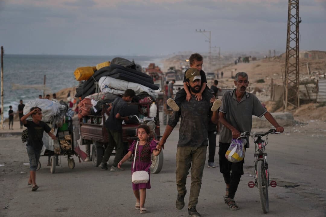 Los palestinos desplazados huyen del norte de Gaza por la carretera costera hacia el sur, mientras Israel anuncia una ampliación de la operación en la ciudad de Gaza, el 16 de septiembre de 2025. (Abdel Kareem Hana /AP Photo).