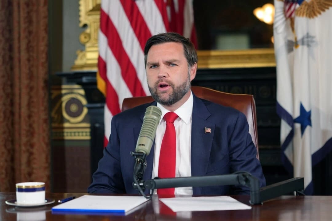 El vicepresidente JD Vance presenta un episodio del podcast "The Charlie Kirk Show" tras el asesinato del homónimo del programa, en la Casa Blanca, el 15 de septiembre de 2025. (Doug Mills/Pool vía Getty Images)
