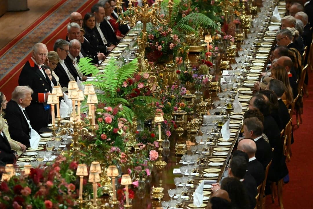 El rey Carlos III de Inglaterra (izquierda) junto al presidente de Estados Unidos, Donald Trump, durante su discurso en la cena de gala celebrada con motivo de la segunda visita de Estado de Trump, en el castillo de Windsor, en Windsor, el 17 de septiembre de 2025. (Andrew Caballero-Reynolds/POOL/AFP a través de Getty Images)