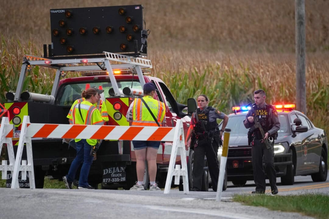 Agentes de la policía estatal de Pensilvania y trabajadores de emergencias bloquean una carretera después de que varios agentes de policía fueran asesinados a tiros en North Codorus, Pensilvania, el 17 de septiembre de 2025. (Matt Slocum/Foto de AP)
