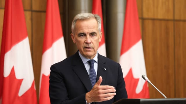 El Primer Ministro canadiense, Mark Carney, habla durante una conferencia de prensa tras una reunión del Gabinete para discutir tanto las negociaciones comerciales con EE. UU. como la situación en Medio Oriente, en el National Press Theatre en Ottawa, Ontario, Canadá, el 30 de julio de 2025. (DAVE CHAN/AFP via Getty Images)